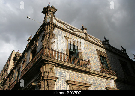 Sanborns ristorante con la sua facciata in piastrelle colorate, famoso perché ragioni storiche. Città del Messico Foto Stock