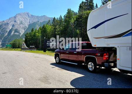 Un camioncino con un camper in una sosta sul Crows Nest passano nel sud di Alberta in Canada Foto Stock