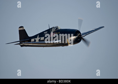 Un Grumman F6F Hellcat vola ad un air show. Foto Stock