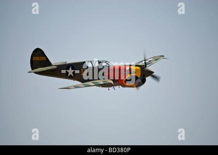 Un Curtiss P-40N Warhawk vola ad un air show Foto Stock