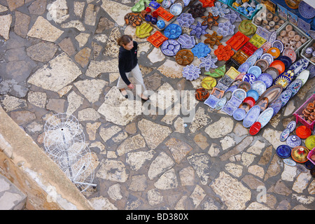 Donna passato a piedi in ceramica, mercato lane, Porto Rocca, Kasbah, centro storico, Medina, Hammamet, Tunisia, Africa Settentrionale Foto Stock