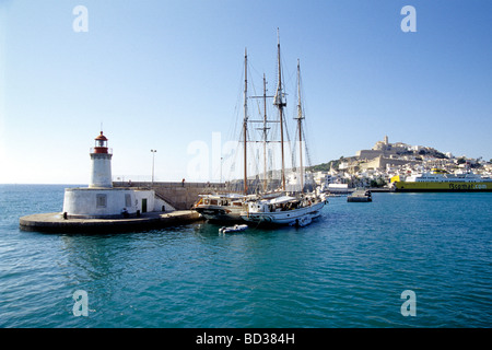 Faro e barche a vela in La Marina Porto, città di Ibiza, Ibiza, Ibiza, Isole Baleari, Spagna, Europa Foto Stock