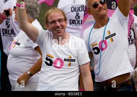 Gay anziani persone con 50 + segni più sulla loro maglietta nel 2009 Amsterdam Gay Pride Canal Parade. Foto Stock