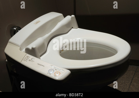 Pubblico a filo computerizzato wc con elementi di controllo che a Tokyo Giappone Foto Stock