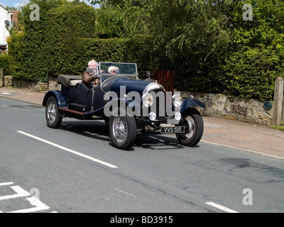 Un vintage aprire Bentley auto sportiva essendo azionata da una coppia di anziani in North Yorkshire, Agosto 2009 Foto Stock