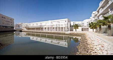 Architettura moderna, il complesso di appartamenti presso la nuova marina di Lagos, Algarve, Portogallo, Europa Foto Stock