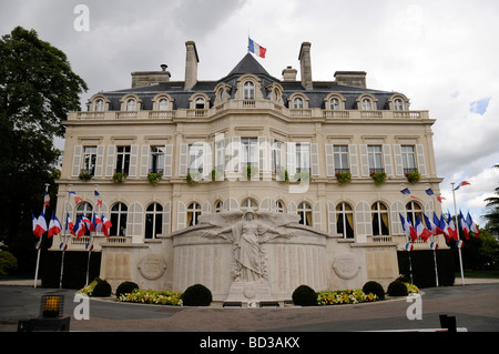 Il monumento ai caduti di fronte al Epernay Hôtel de Ville (municipio). La Francia. Foto Stock