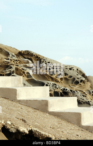 Pattern sul tempo meteo roccia erosa e formazione di passaggi sulla costa del Mare, Italia Foto Stock