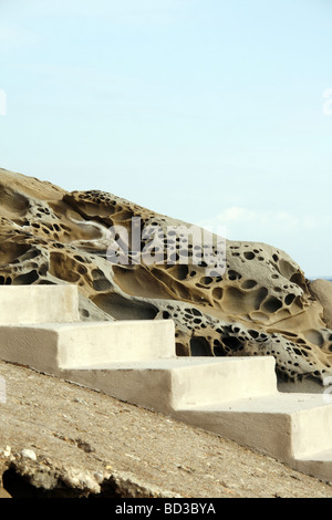 Pattern sul tempo meteo roccia erosa e formazione di passaggi sulla costa del Mare, Italia Foto Stock