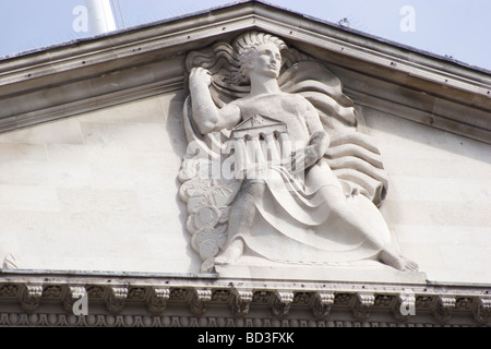 Bank of England, ornamento architettonico di Threadneedle Street con la scultura "Lady of Bank" sulla facciata dell'edificio, Londra, Regno Unito. Foto Stock