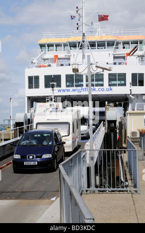 Traffico veicolare lo sbarco di Wightlink Isle of Wight servizio traghetto a Yarmouth Southern England Regno Unito Foto Stock