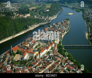 DE - Bassa Baviera: Passau dall'aria che mostra dei fiumi Danubio e Inn Foto Stock