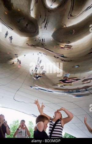 Il turista a godere di Anish Kapoor scultura del Cloud Gate aka il bean in Millennium Park di Chicago in Illinois Foto Stock