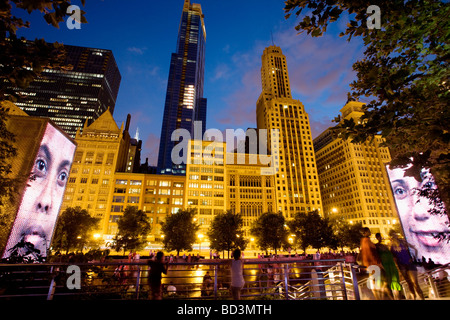 Fontana di corona in Millennium Park ha video giganti sculture dell artista catalano Jaume da Plensa a Chicago in Illinois Foto Stock