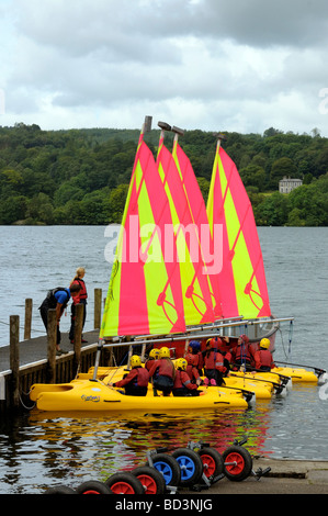 La scuola dei bambini di imparare a navigare sul lago di Windermere Foto Stock