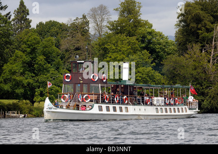 Imbarcazione da diporto la MV Tern passando Belle Isle sul Lago di Windermere Foto Stock