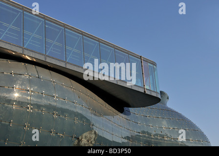 Dettaglio del vetro ad ago piattaforma di osservazione e la facciata esterna dell'edificio del museo Kunsthaus di arte contemporanea a Graz Austria Foto Stock