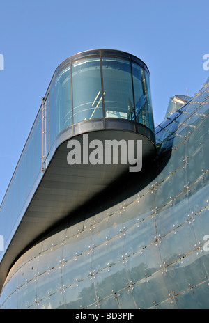 Dettaglio del vetro ad ago piattaforma di osservazione e la facciata esterna dell'edificio del museo Kunsthaus di arte contemporanea a Graz Austria Foto Stock