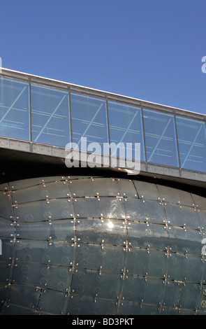 Dettaglio del vetro ad ago piattaforma di osservazione e la facciata esterna dell'edificio del museo Kunsthaus di arte contemporanea a Graz Austria Foto Stock