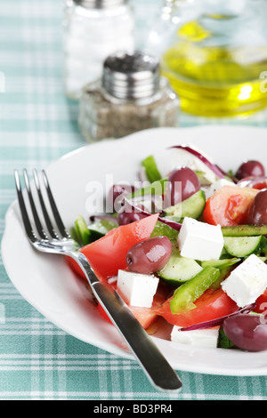 Insalata greca in piastra bianca sul tavolo Foto Stock