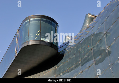 Dettaglio del vetro ad ago piattaforma di osservazione e la facciata esterna dell'edificio del museo Kunsthaus di arte contemporanea a Graz Austria Foto Stock