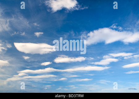 Nuvola Bianca formazione prese contro un cielo blu in Scozia Foto Stock