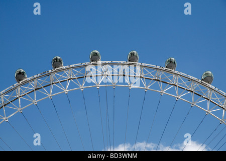 Una vista astratta di Londra più popolare attrazione turistica, il London Eye, sulle rive del fiume Tamigi, Londra, Regno Unito. Foto Stock