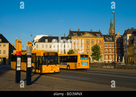 Autobus che corrono lungo Vinterbrogade nel centro di Copenhagen DANIMARCA Europa Foto Stock