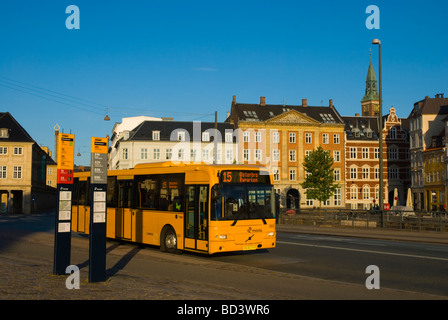 Autobus che corre lungo Vinterbrogade nel centro di Copenhagen DANIMARCA Europa Foto Stock