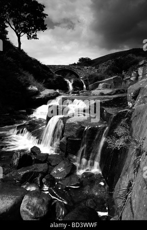 Shire tre teste di ponte packhorse sui confini di tre contee,Stafford,Derby e Cheshire,Peak National Park,UK. Foto Stock