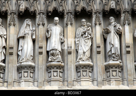 Una chiusura di una sezione di sculture sopra l'ingresso principale all'Abbazia di Westminster, Londra, Regno Unito. Foto Stock