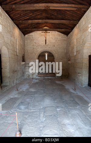 Il romanico Sao Miguel Cappella, vicino al castello di Guimaraes, dove molti cavalieri medievali sono sepolti. Città di Guimaraes, Portogallo. Foto Stock