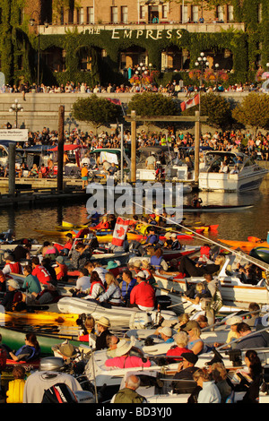 Spettatori godendo il ventesimo annuale di British Columbia giorno Symphony concerto Splash Victoria British Columbia Canada Foto Stock