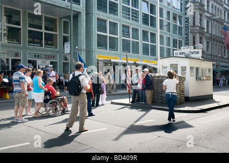 I turisti al Checkpoint Charlie, Berlin, Germania Foto Stock