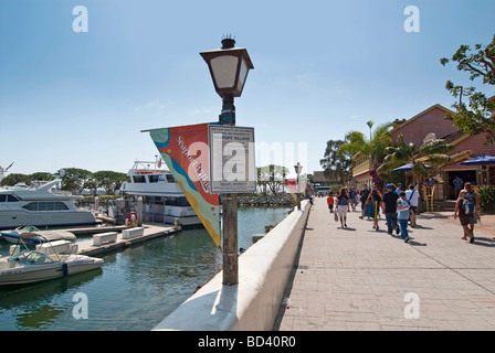 Il Seaport Village è un centro commerciale e complesso da pranzo che si affaccia sulla baia di San Diego, California. Foto Stock