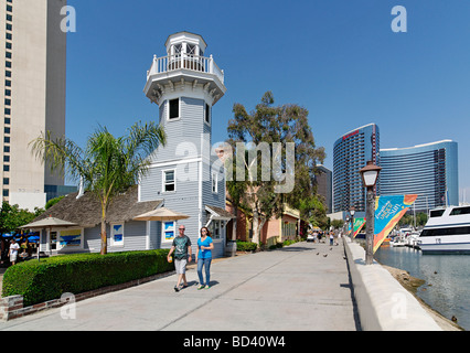 Il Seaport Village è un centro commerciale e complesso da pranzo che si affaccia sulla baia di San Diego, California. Foto Stock