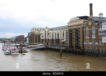 Butler's Wharf sul fiume Thames, London, England, Regno Unito Foto Stock