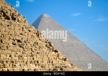 Twin piramidi di Cheope Khufu e Khafre Chephren nella Necropoli di Giza vicino al Cairo in Egitto Foto Stock