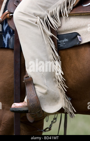 Cowboy Boot nella staffa su un American Quarter Horse Foto Stock