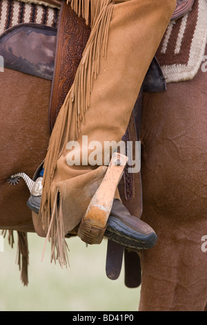 Cowboy Boot nella staffa su un American Quarter Horse Foto Stock