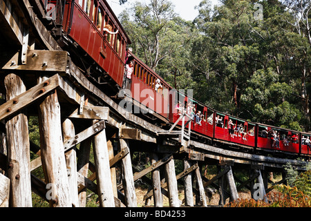 Il Puffing Billy carrozze passeggeri attraversando il traliccio ponte costruito nel 1899 il Dandenong Ranges Victoria Australia Foto Stock