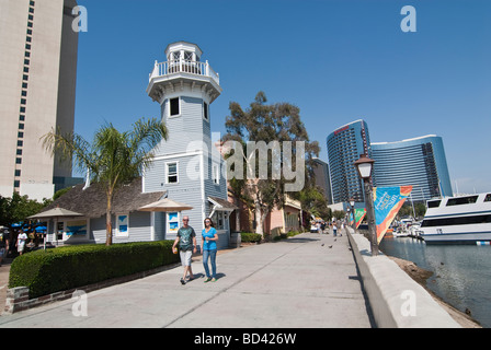 Il Seaport Village è un centro commerciale e complesso da pranzo che si affaccia sulla baia di San Diego, California. Foto Stock