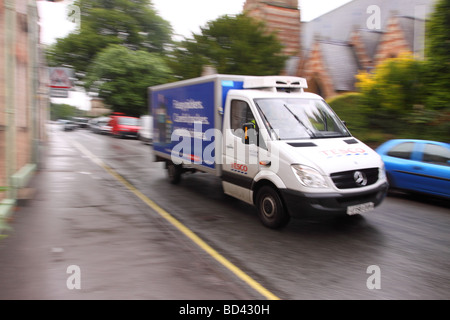 Tesco online home delivery van shopping guida per fornire cibo in un giorno di pioggia in Somerset Foto Stock