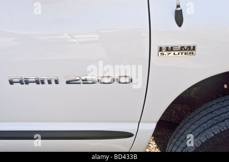 Vista ravvicinata di un camion Dodge 2500 RAM bianco con logo motore HEMI da 5,7 LITRI, parcheggiato negli Stati Uniti. Foto Stock