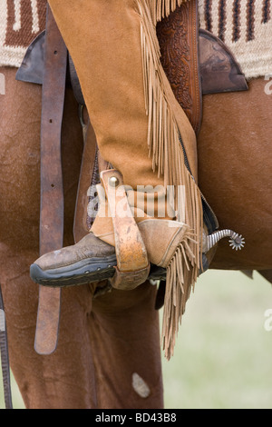 Cowboy Boot nella staffa su un American Quarter Horse Foto Stock