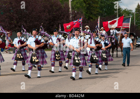 Una banda di cornamuse apertura del 2009 Festival di girasole Parade di Altona Manitoba Canada Foto Stock