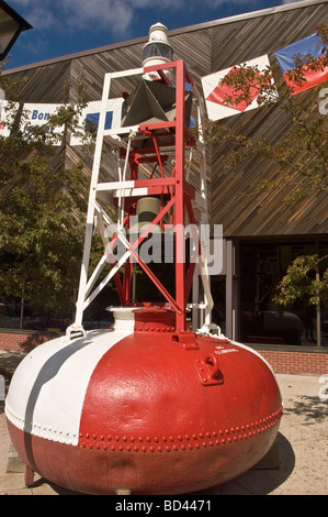 Big Red white boa di luce davanti al Museo Marittimo dell'Atlantico, Halifax, Nova Scotia, Canada Foto Stock