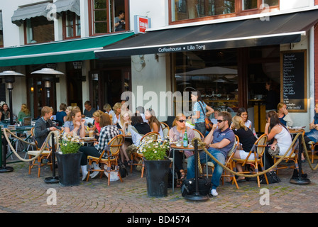 Cafe terrazza lungo Lilla Torg la piccola piazza di Malmö Skåne Svezia Europa Foto Stock