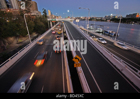 Occupato Expressway fino al crepuscolo in Brisbane Australia BDB11325 Foto Stock