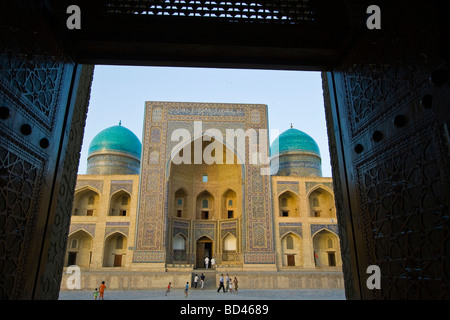 Mir mi Medrasa araba a Bukhara Uzbekistan Foto Stock